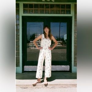 NEW ZARA FLORAL PRINT OVERALLS. Size large, Never worn
Ecru 0/8566/041/712/04